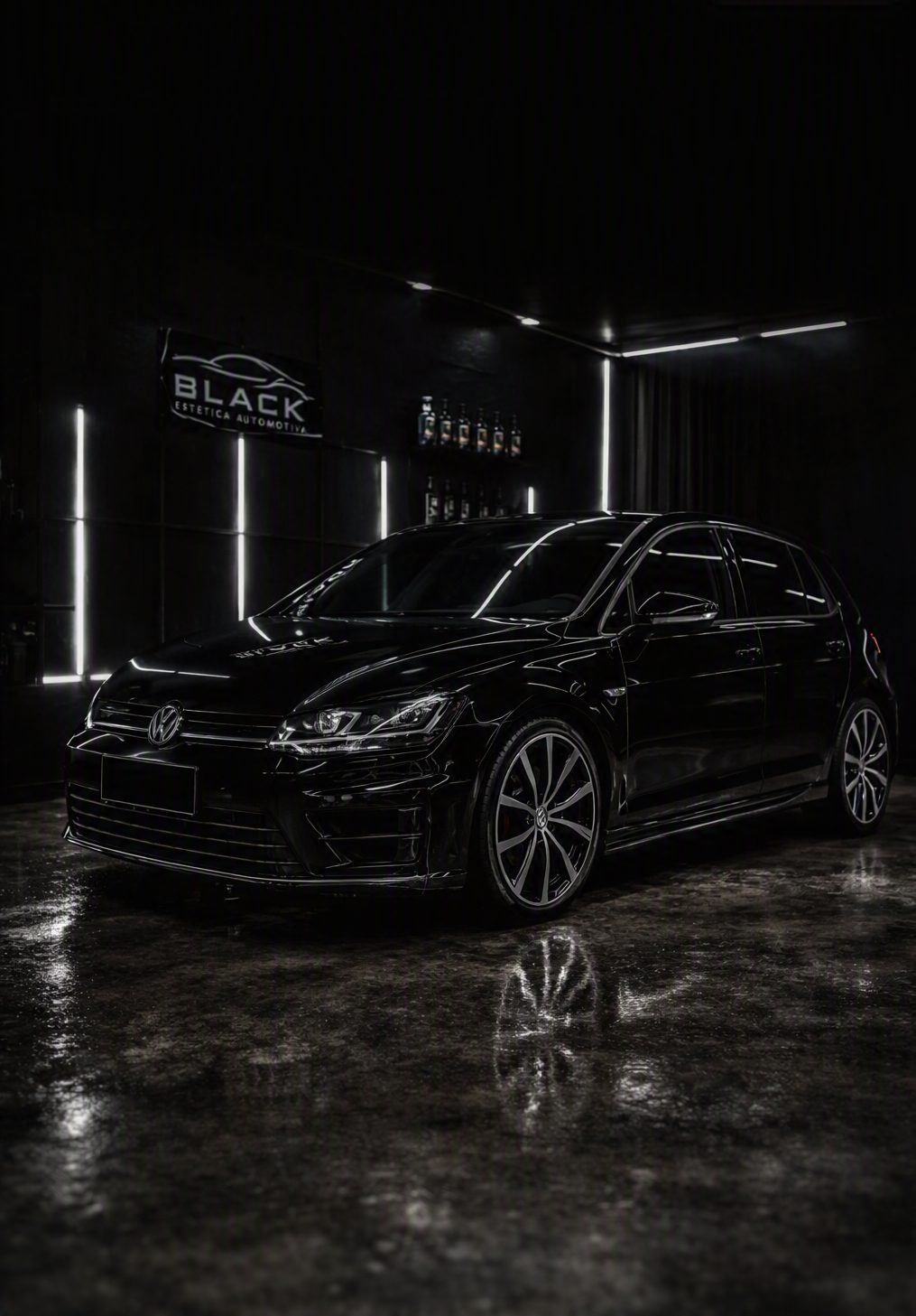 Carro preto detalhado com acabamento premium, iluminado por luzes de estúdio